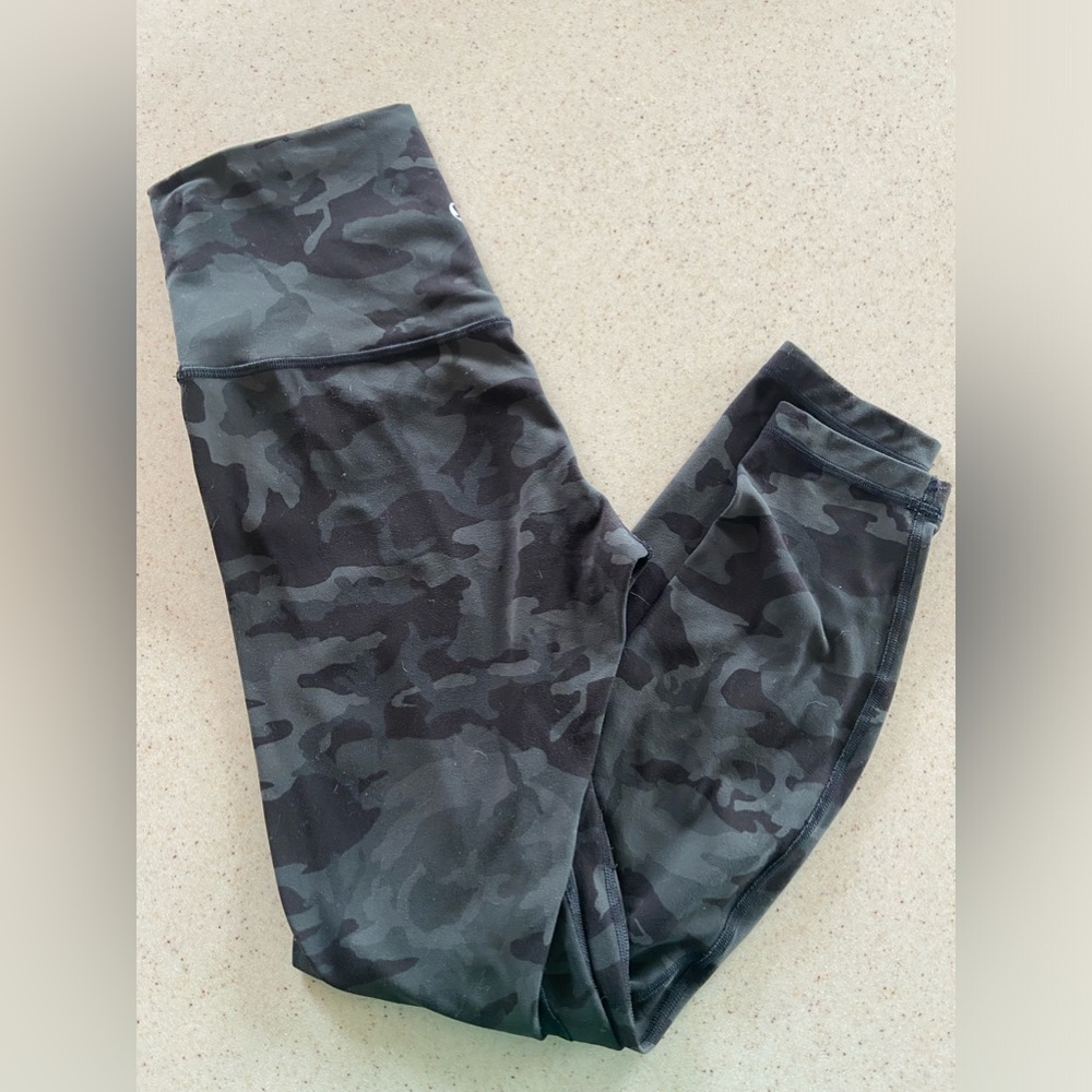 *****SOLD*****Lululemon olive camo align 25” Leggings. Size 6.